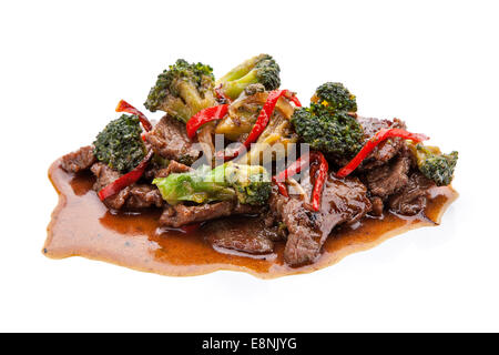 Teil von gegrilltem Fleisch mit Gemüse in Sauce auf weißem Hintergrund Stockfoto