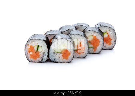 Satz von Sushi rolls mit Lachs und Gurke auf weißem Hintergrund Stockfoto