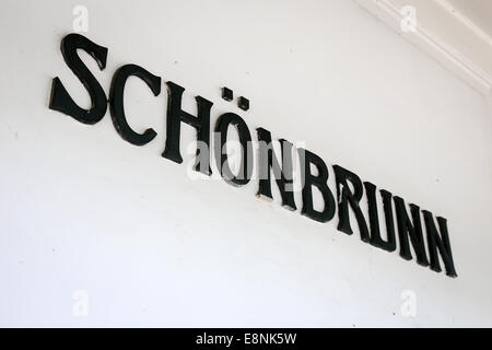 Die schriftliche Schönbrunn in einer u-Bahn-Bahnsteig von Schönbrunn in Wien Stockfoto