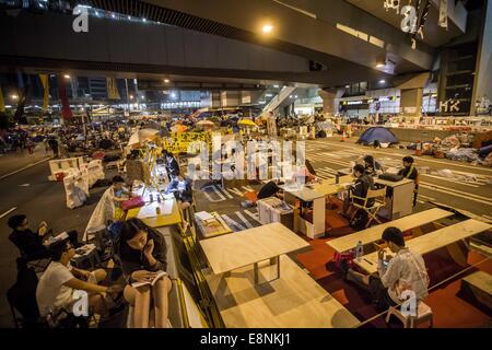 Hong Kong, China. 12. Oktober 2014. Studenten studieren auf der Straße während des 15. Tages occupy-Bewegung außerhalb des chief Regierung Büros an der Admiralität von Hong Kong. Bildnachweis: Paul Yeung/ZUMA Wire/ZUMAPRESS.com/Alamy Live-Nachrichten Stockfoto