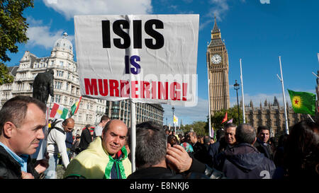 Parliament Square, London UK. 11. Oktober 2014.  Kurdische Demonstranten versammeln sich in Parliament Square in demonstrieren gegen die Ermordung Regime von ISIS, mangelnde Unterstützung beim Schutz der Kurden in der Stadt Kobane in Syrien und Welle anti-türkischen AKP-Regierung-Plakate.  Kathy DeWitt/Alamy Live-Nachrichten Stockfoto