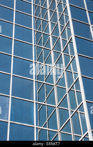Glas verkleidet Büroturm Gebäude in Crawley, Sussex, England Stockfoto