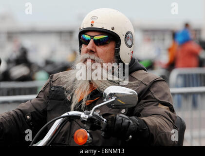 Brighton, Sussex, UK. 12. Oktober 2014. Tausende von Bikern kommen auf Brighton Seafront diesjährigen Brightona Ereignis, das Geld für die Sussex Herz Charity Veranstaltung wirft lockt Biker aus dem ganzen Land und aus dem Ausland und wirft Tausende von Pfund für wohltätige Zwecke jährlich Credit: Simon Dack/Alamy Live News Stockfoto