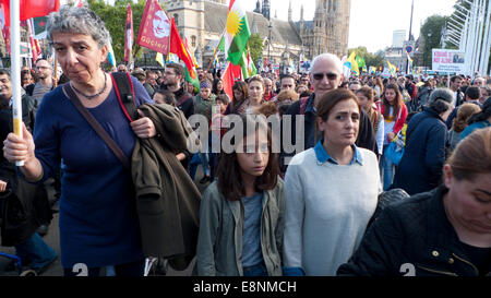 Parliament Square, London UK. 11. Oktober 2014.  Kurdischen Volkes marschieren in Parliament Square in demonstrieren gegen den is, mangelnde Unterstützung beim Schutz der Kurden in der Stadt Kobane in Syrien und Welle anti-türkischen AKP-Regierung-Plakate.  Kathy DeWitt/Alamy Live-Nachrichten Stockfoto