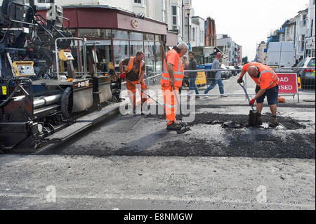 Bild von Roger Bamber: 23. September 2014: A Caterpiller auftauchen Straßenfertiger taucht eine Hauptstraße in Brighton East Sussex Stockfoto