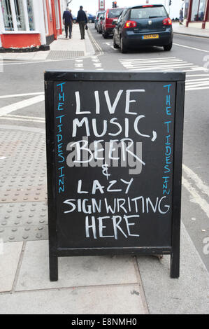 Auf einem Pub-Schild, das auf einer A-Tafel vor einem Pub in Weymouth steht, steht im Tides Inn, dass hier Live-Musik, Bier und Lazy Sign geschrieben werden Stockfoto