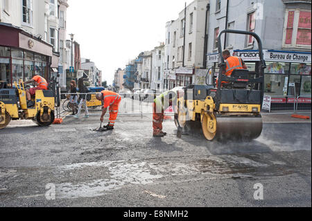 Zwei Steam Roller Presse legte die Schnitzel vom Häcksler in frisch Asphalt Stockfoto