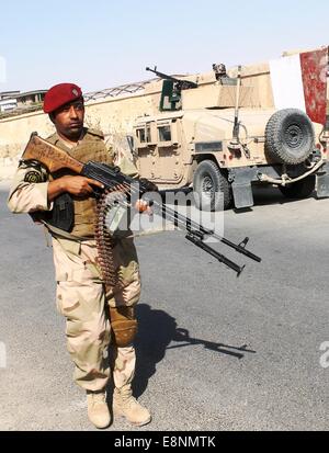 (141012)--MAZAR-I-SHARIF, 12. Oktober 2014 (Xinhua)--ein Polizist steht Wache auf dem Gelände des Angriffs in Mazar-i-Sharif Stadt, der Provinz Balkh, Nordafghanistan, am 12. Oktober 2014. Etwa 18 Polizisten wurden verletzt, nachdem zwei Militante tragen Polizei eröffneten das Feuer im Inneren der Provinz Polizeipräsidium in Mazar-i-Sharif Stadt, Hauptstadt der Nordprovinz afghanischen Balkh am Sonntag, einheitliche Quellen sagten. (Xinhua/Azorda) (Zhf) Stockfoto