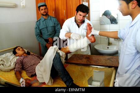 (141012)--MAZAR-I-SHARIF, 12. Oktober 2014 (Xinhua)--ein verletzter Mann erhält Behandlung im Krankenhaus nach einem Angriff in Mazar-i-Sharif Stadt, der Provinz Balkh, Nordafghanistan, am 12. Oktober 2014. Etwa 18 Polizisten wurden verletzt, nachdem zwei Militante tragen Polizei eröffneten das Feuer im Inneren der Provinz Polizeipräsidium in Mazar-i-Sharif Stadt, Hauptstadt der Nordprovinz afghanischen Balkh am Sonntag, einheitliche Quellen sagten. (Xinhua/Azorda) (Zhf) Stockfoto