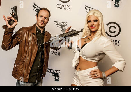 Prominente, die Förderung der neuen Comedy Central TV Serie Popoz im Comet Club.  Mitwirkende: Huub Smit, Sophia Wollersheim Where: Berlin, Deutschland bei: 9. April 2014 Stockfoto