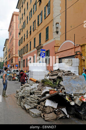 Genua, Italien. 11. Oktober 2014. Folgen der Überschwemmungen. Mindestens eine Person starb, als Sturzfluten durch die nordwestlichen italienischen Stadt Genua fegte. Schaufenster wurden eingeschlagen, Autos gewaschen beiseite und viele Straßen Knie tief im schlammigen Wasser gelassen wurden. © Massimo Piacentino/Alamy Live-Nachrichten Stockfoto