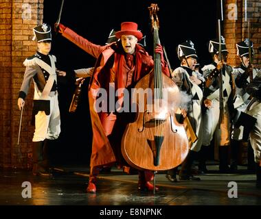 Leipzig, Deutschland. 9. Oktober 2014. Ein Foto von der Generalprobe zeigt Tuomas Pursio als Mephisto in Gounods "Faust" in der Oper in Leipzig, Deutschland, 9. Oktober 2014 handeln. Die Oper, die am 11. Oktober 2014-Premieren, ist das musikalische Kick-off im Rahmen des 1000-jährigen Jubiläum der Stadt Leipzig im Jahr 2015. Foto: Waltraud Grubitzsch/ZB/Dpa/Alamy Live News Stockfoto