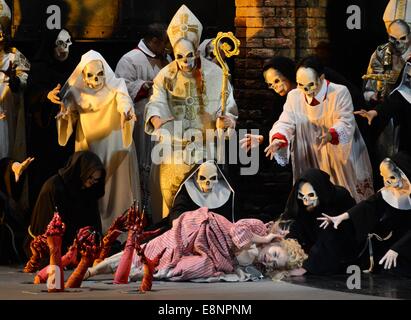 Leipzig, Deutschland. 9. Oktober 2014. Ein Foto von der Generalprobe zeigt Olena Tokar als Margarethe in Gounods "Faust" in der Oper in Leipzig, Deutschland, 9. Oktober 2014 handeln. Die Oper, die am 11. Oktober 2014-Premieren, ist das musikalische Kick-off im Rahmen des 1000-jährigen Jubiläum der Stadt Leipzig im Jahr 2015. Foto: Waltraud Grubitzsch/ZB/Dpa/Alamy Live News Stockfoto