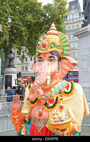 Trafalgar Square, London, UK. 12. Oktober 2014. Die jährliche Diwali-Fest findet statt am Londoner Trafalgar Square, mit live-Musik, Tanz und indisches Essen und trinken. Bildnachweis: Matthew Chattle/Alamy Live-Nachrichten Stockfoto