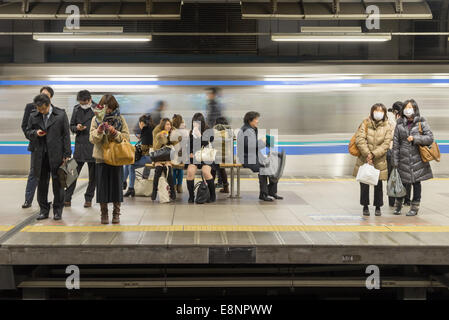 Bahnhof Bahnsteig wartende Fahrgäste mit fahrenden Zug, Ebisu JR-Bahnhof, Tokio Stockfoto
