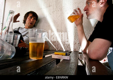 Zwei Männer nehmen und trinken in einer Kneipe Biergarten in Sheffield, Großbritannien Stockfoto