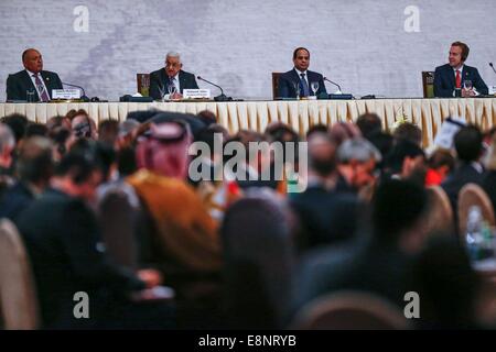 Kairo, Ägypten. 12. Oktober 2014. Der palästinensische Präsident Mahmoud Abbas (2. L) befasst sich mit der feierlichen Eröffnung einer Konferenz, die Gelder für den Wiederaufbau des Gaza-Streifens in Kairo, Ägypten, 12. Oktober 2014. Hohe Beamte aus 50 Ländern und 20 Organisationen nahmen an der Konferenz abzielen, das Milliarden von Dollar an Krieg lädierten Gazastreifens. Bildnachweis: Cui Xinyu/Xinhua/Alamy Live-Nachrichten Stockfoto