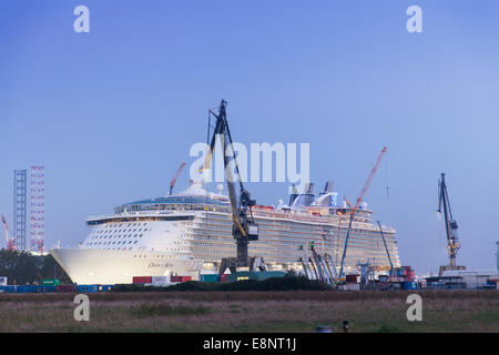 Kreuzfahrtschiff MS Oasis von der Meere von Royal Caribbean Cruises Ltd in einem Trockendock in der Keppel Verolme Hof Rotterdam-Niederlande Stockfoto