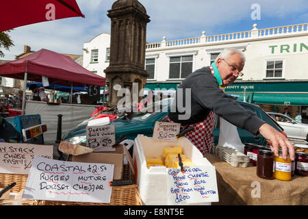 Man verkaufte Marmeladen und Milchprodukte aus einem Marktstand in Axminster, Devon. Stockfoto