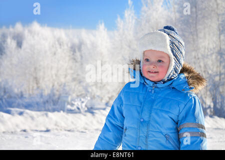 glückliches kleines Kind jungen auf Spaziergang im Winter im park Stockfoto