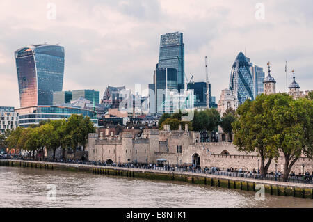 Die Aussicht auf die City of London von der Tower Bridge Stockfoto