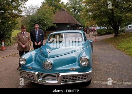 Männer gekleidet als Gangster neben der Tucker Torpedo 1948 stehen, die vor eine Fotoausstellung in Chartwell angekommen ist Stockfoto