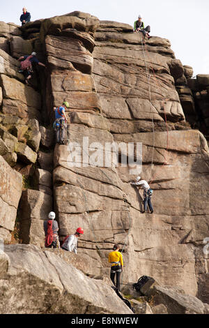 Stanage Edge, Derbyshire, UK. 12. Oktober 2014. Kletterer auf Stanage Edge in Derbyshire, England, Mitte Oktober Sonnenschein machen. Stanage Edge ist die beliebteste Klettern Rand in Großbritannien, in der Nähe von Sheffield und leicht erreichbar von vielen Städten im Norden. Es Atrracts Kletterer aus der ganzen Welt. Bildnachweis: Eric Murphy/Alamy Live-Nachrichten Stockfoto