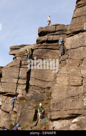 Stanage Edge, Derbyshire, UK. 12. Oktober 2014. Kletterer auf Stanage Edge in Derbyshire, England, Mitte Oktober Sonnenschein machen. Stanage Edge ist die beliebteste Klettern Rand in Großbritannien, in der Nähe von Sheffield und leicht erreichbar von vielen Städten im Norden. Es Atrracts Kletterer aus der ganzen Welt. Bildnachweis: Eric Murphy/Alamy Live-Nachrichten Stockfoto