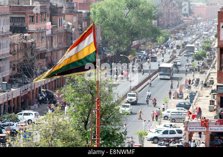 Die Jaipur-Flagge weht über das Zentrum von Jaipur, Indien auf Freitag, 6. April 2012 Stockfoto