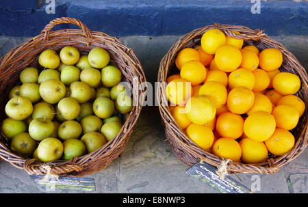 Obst Körbe mit Orangen und rotbraun Äpfel Stockfoto