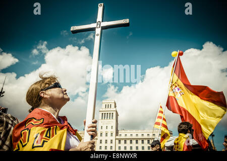 Barcelona, Spanien. 12. Oktober 2014. Ein Demonstrator eingewickelt in die spanische Flagge hält ein Christian Cross während einer Demonstration gegen die Unabhängigkeit Kataloniens Tendenzen am Columbus Day in Barcelona © Matthias Oesterle/ZUMA Draht/Alamy Live News Stockfoto