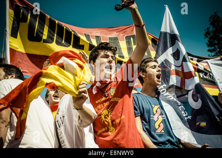 Barcelona, Spanien. 12. Oktober 2014. Junge Demonstranten rufen Parolen während einer Protestaktion für die Einheit Spaniens am Columbus Day in Barcelona. © Matthias Oesterle/ZUMA Wire/ZUMAPRESS.com/Alamy Live-Nachrichten Stockfoto