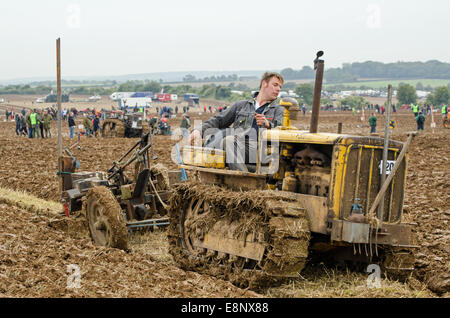 BASINGSTOKE, Großbritannien 12. Oktober 2014: John Crowder zu den Crawler Traktor Klasse, britische Pflügen Meisterschaft gewinnen Stockfoto