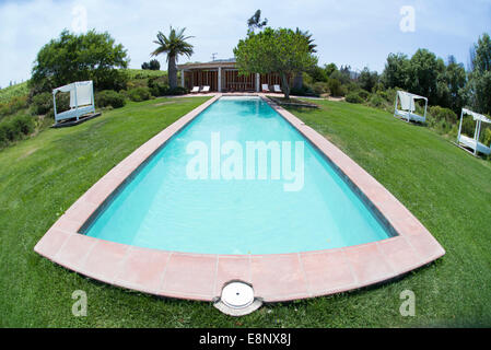 Schwimmbad im Hotel La Casona, Matetic Weinberge, Chile, Südamerika. Stockfoto