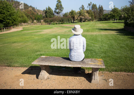 Weibliche Touristen saßen mit Blick auf Garten in La Casona, Matetic Weinberg, Chile, Südamerika. Stockfoto