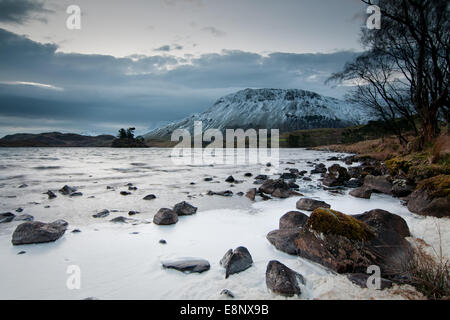Cregennan Lake befindet sich in der Nähe von Berg Cadair Idris in Wales. Stockfoto