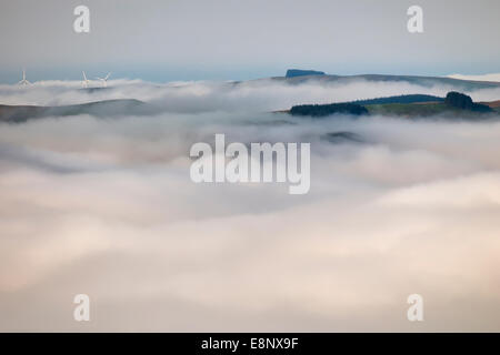 Eine Wolke Inversion deckt die sanften Hügeln in der Nähe von Dinas in Wales. Stockfoto