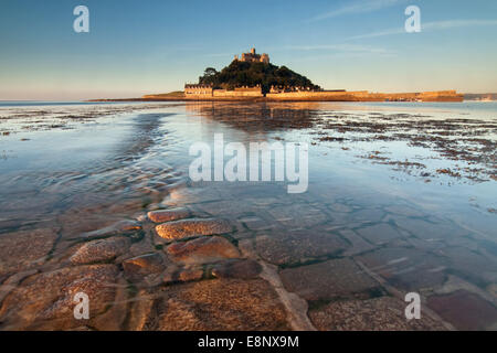 St. Michaels Mount bei Sonnenaufgang an der kornischen Küste gelegen. Stockfoto