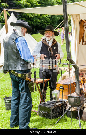 Lauch England UK 21. Juni 2014. Zwei Cowboys im Chat miteinander über ihre Waffen in einem amerikanischen western Themenpark Stockfoto