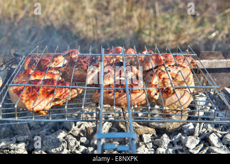 Fleisch auf dem Grill gegrillt Stockfoto