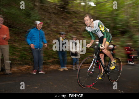 York Hill, IdeHill, Kent, UK. 12. Oktober 2014. Die älteste kontinuierliche Radrennen der Welt begann im Jahre 1884 als ein Bergrennen von nstige Cycling Club James Lowden keine 148 aus der Lewes wandert Cycling Club gewinnt die 118. jährliche nstige CC-Bergrennen in York Hill; IdeHill; Kent am 12. Oktober 2014 am Mittag. Dieses Jahr war die Siegerzeit 1; Minute und 55,6 Sekunden; Dies scheitert immer noch, die 1 Minute 47,6 Sekunden Rekord von Phil Mason (San Fee Ann CC) 1983 vor 31 Jahren zu schlagen. Letzten Jahren verteidigen Sieger Robert Gough - Arktis Tacx CC keine 150 1m 59.6s verwaltet Credit: Yon Marsh/Alamy Live Stockfoto