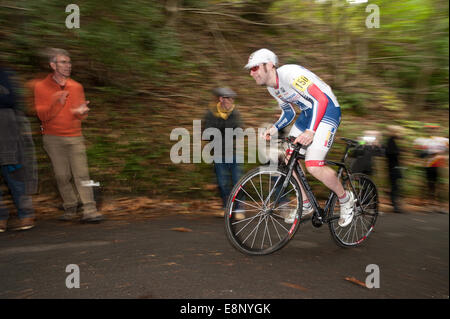 York Hill, IdeHill, Kent, UK. 12. Oktober 2014. Die älteste kontinuierliche Radrennen der Welt begann im Jahre 1884 als ein Bergrennen von nstige Cycling Club James Lowden keine 148 aus der Lewes wandert Cycling Club gewinnt die 118. jährliche nstige CC-Bergrennen in York Hill; IdeHill; Kent am 12. Oktober 2014 am Mittag. Dieses Jahr war die Siegerzeit 1; Minute und 55,6 Sekunden; Dies scheitert immer noch, die 1 Minute 47,6 Sekunden Rekord von Phil Mason (San Fee Ann CC) 1983 vor 31 Jahren zu schlagen. Letzten Jahren verteidigen Sieger Robert Gough - Arktis Tacx CC keine 150 1m 59.6s verwaltet Credit: Yon Marsh/Alamy Live Stockfoto