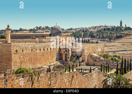 Minarett und Kuppel der Al-Aqsa-Moschee, umgeben von alten Mauern in Jerusalem, Israel. Stockfoto