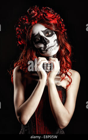 Junge Frau mit Calavera Make-up (Zucker Schädel) ein Herz Zeichen Stockfoto