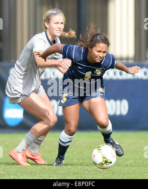 Washington, DC, USA. 12. Oktober 2014. 20141012 - Marquette weiterleiten Shalese Miller (5) kämpfen um den Ball gegen Georgetown Mittelfeldspieler Marina Paul Credit voraus: Chuck Myers/ZUMA Draht/Alamy Live News Stockfoto