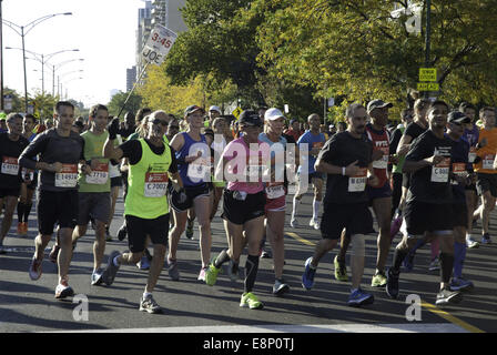 Chicago, Illinois, USA. 12. Oktober 2014. Das Wetter war ideal für die 2014 Chicago-Marathon, der am Sonntag, den 12. Oktober stattfand. Zu Beginn des Rennens war die Temperatur in den 40er Jahren. 45.000 Teilnehmer einschließlich der Rollstuhl-Athleten trat das 26 Meile Rennen, das durch verschiedene Stadtteile Chicagos gewickelt. Eliud Kipchoge, eine 29-jährige Läufer aus Kenia gewann das Rennen mit einer Zeit von 02:04:11. Kenia machte eine eins, zwei, drei Sweep, wie Sammy Kitwara zweiter mit einer Zeit von 02:04:28 wurde und Dickson Chumba auf den dritten bei 02:04:32 kam. Bildnachweis: ZUMA Press, Inc./Alamy Live-Nachrichten Stockfoto