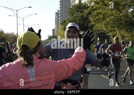 Chicago, Illinois, USA. 12. Oktober 2014. Das Wetter war ideal für die 2014 Chicago-Marathon, der am Sonntag, den 12. Oktober stattfand. Zu Beginn des Rennens war die Temperatur in den 40er Jahren. 45.000 Teilnehmer einschließlich der Rollstuhl-Athleten trat das 26 Meile Rennen, das durch verschiedene Stadtteile Chicagos gewickelt. Eliud Kipchoge, eine 29-jährige Läufer aus Kenia gewann das Rennen mit einer Zeit von 02:04:11. Kenia machte eine eins, zwei, drei Sweep, wie Sammy Kitwara zweiter mit einer Zeit von 02:04:28 wurde und Dickson Chumba auf den dritten bei 02:04:32 kam. Bildnachweis: ZUMA Press, Inc./Alamy Live-Nachrichten Stockfoto