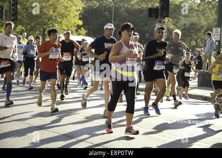 Chicago, Illinois, USA. 12. Oktober 2014. Das Wetter war ideal für die 2014 Chicago-Marathon, der am Sonntag, den 12. Oktober stattfand. Zu Beginn des Rennens war die Temperatur in den 40er Jahren. 45.000 Teilnehmer einschließlich der Rollstuhl-Athleten trat das 26 Meile Rennen, das durch verschiedene Stadtteile Chicagos gewickelt. Eliud Kipchoge, eine 29-jährige Läufer aus Kenia gewann das Rennen mit einer Zeit von 02:04:11. Kenia machte eine eins, zwei, drei Sweep, wie Sammy Kitwara zweiter mit einer Zeit von 02:04:28 wurde und Dickson Chumba auf den dritten bei 02:04:32 kam. Bildnachweis: ZUMA Press, Inc./Alamy Live-Nachrichten Stockfoto