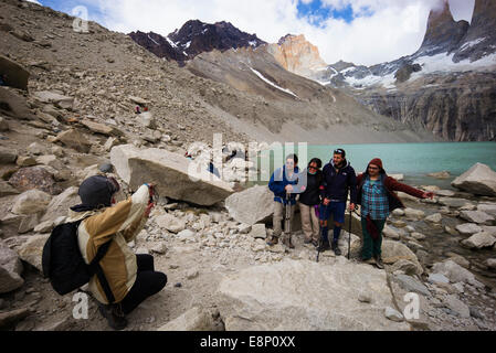 Touristen an der Basis der Türme, Torres del Paine-Bergkette, Patagonien, Chile, Südamerika. Stockfoto