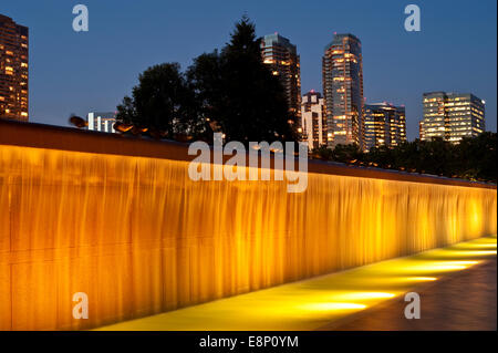 Bellevue-Skyline vom Innenstadt Park mit Springbrunnen und Wasserfall bei Sonnenuntergang mit Citylights Stockfoto